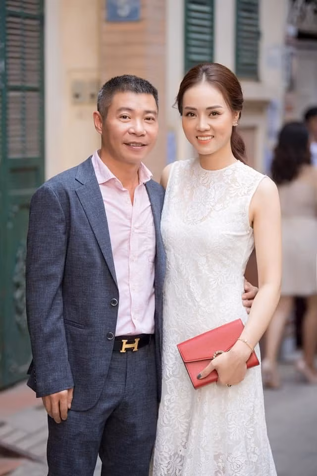 Ngọc Hà, bạn gái kém 15 tuổi của NSND Công Lý đang là phóng viên mảng văn hóa giải trí tại Hà Nội, từng lọt chung kết HH du lịch Việt Nam.