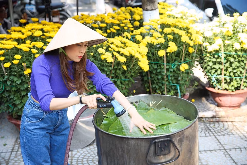 Mỹ Tâm và người thân tự tay gói và nấu các loại bánh đặc trưng như bánh Tét, bánh Ú cùng các loạt mứt gừng, dừa để tiếp khách vào những ngày đầu năm.