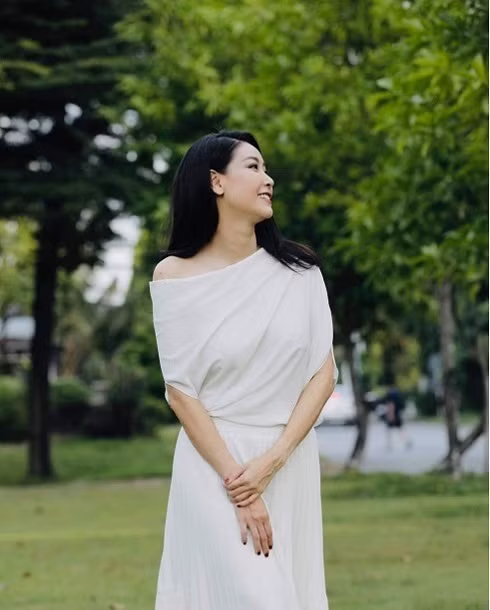 Dù đã 28 năm, người đẹp vẫn được xem là biểu tượng của nhan sắc Việt. Ở tuổi 44, nhan sắc cựu Hoa hậu ngày càng mặn mà, khiến nhiều người ghen tỵ.