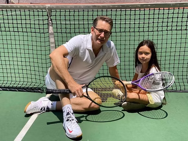 Đoan Trang hào hứng với khoảnh khắc chồng Tây dạy con gái nhỏ chơi tennis. Gia đình nữ ca sĩ thường đi du lịch, tham gia các hoạt động ngoại khóa, tập luyện thể thao cùng nhau.