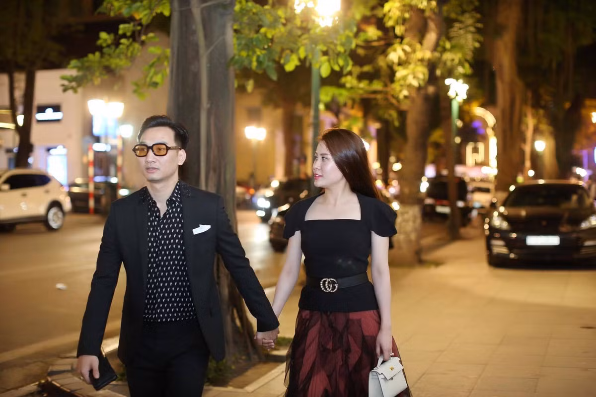 Sau khi kết hôn một thời gian, do tính chất công việc, cả hai thường xuyên không có thời gian dành cho nhau. Chính vì vậy, vợ MC Thành Trung quyết định nghỉ việc để chăm lo cho gia đình.