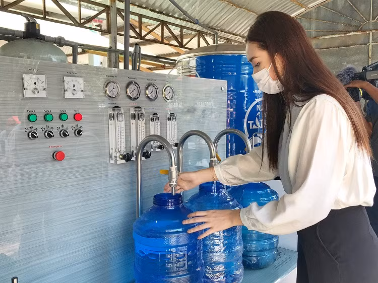 Hệ thống lọc nước này có công suất 1000 lít/giờ, với chất lượng tiêu chuẩn như nước uống đóng chai và có thể uống trực tiếp.