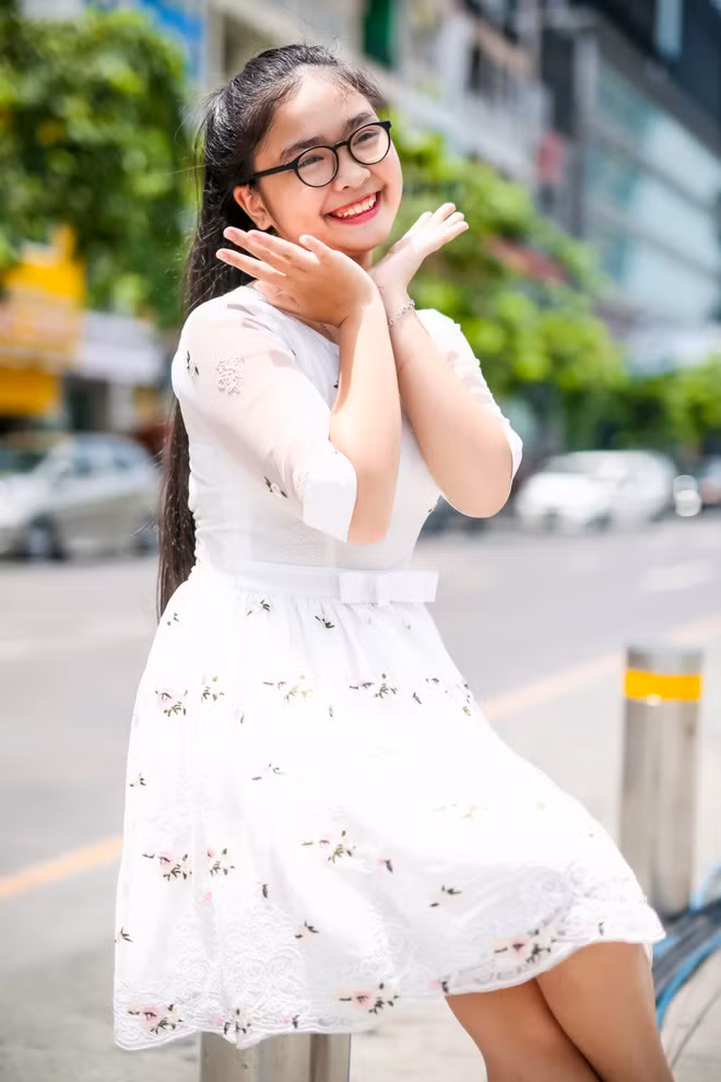 Nguyễn Thiện Nhân - thí sinh 12 tuổi đến từ Bình Định - trở thành quán quân cuộc thi The Voice Kids (Giọng hát Việt nhí) năm 2014. Cô bé sở hữu ngoại hình tròn trịa, dễ thương và nhanh chóng giành được cảm tình từ công chủng bởi giọng hát truyền cảm, cách xử lý tinh tế, nhẹ nhàng.