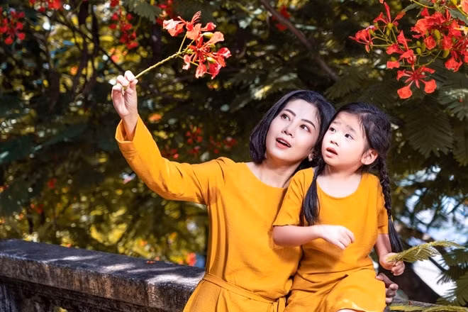 Nữ diễn viên tâm sự: “Phương muốn dắt con đi mọi nơi khi có thời gian để bé Lavie có thể trải nghiệm và khám phá nhiều điều mới lạ. Với Phương điều này sẽ ý nghĩa hơn rất nhiều so với món quà quần áo hoặc đồ chơi”.