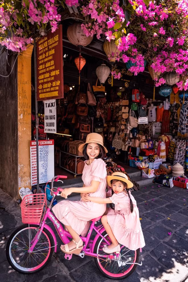 Trong lần thực hiện bộ ảnh, nữ diễn viên vẫn đang uống thuốc điều trị và sức khỏe chưa hồi phục hoàn toàn nên cả ê-kíp vừa chụp vừa nghỉ ngơi. Mọi người đều muốn hai mẹ con có tinh thần vui vẻ nhất và tránh ảnh hưởng đến bệnh tình của Mai Phương.