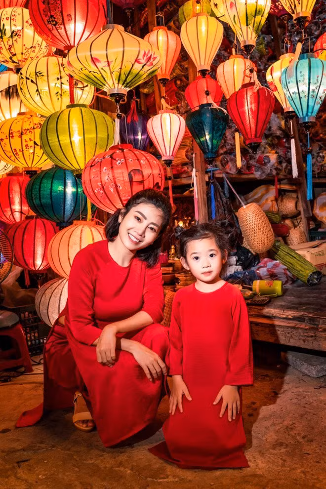Hai mẹ con cùng đi bộ dạo quanh ngắm nhìn mọi thứ xung quanh. Bé Lavie lúc nào cũng tỏa ra năng lượng tích cực, Mai Phương vì thế cũng luôn tươi cười trong bất kỳ khoảnh khắc nào.