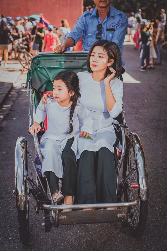Cũng trong dịp đi du lịch, Mai Phương đã thực hiện một bộ ảnh hai mẹ con cực đáng yêu. Đây lại là bộ ảnh đẹp ghi lại khoảnh khắc cuối cùng của Mai Phương bên con gái.