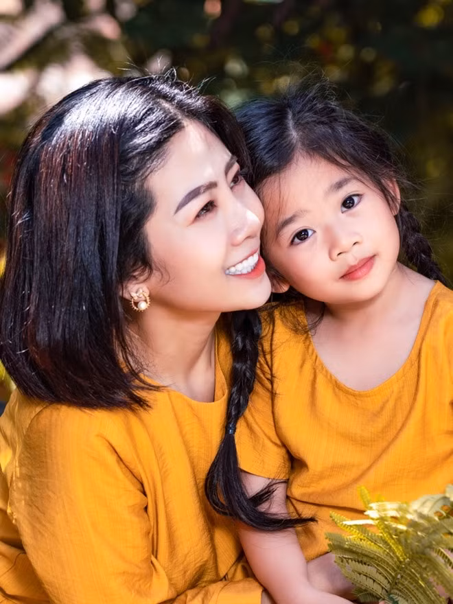 Ngày 28/3, thông tin nữ diễn viên Mai Phương trút hơi thở cuối cùng khiến cho người thân, bạn bè và khán giả bàng hoàng và thương xót. Cô đã có khoảng thời gian gần 2 năm chống chọi với căn bệnh ung thư phổi quái ác. Sau những giây phút sinh tử, cô từng khẳng định: "Con là động lực mạnh mẽ nhất để mẹ có thể vượt qua mọi thứ và quay về để được ôm con ngủ thế này. Hạnh phúc lắm".