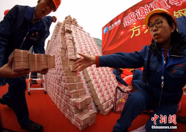 Mỗi công nhân nhận 60.000 nhân dân tệ (~201 triệu đồng). Đây là số tiền lớn với mỗi người sau một năm làm việc.