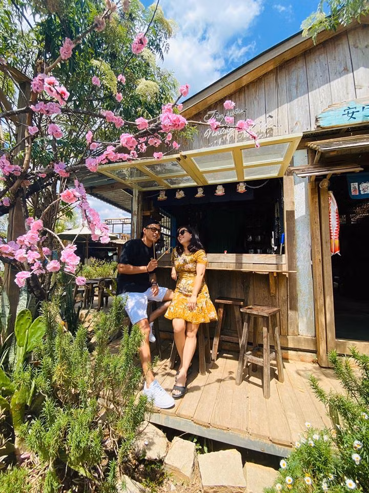 Hồng Đăng và bà xã chơi thân và hiểu rõ về nhau từ khi còn trẻ. Chính Anh Đào là người khuyến khích Hồng Đăng theo nghiệp diễn xuất và gặt hái nhiều thành công như hiện tại.