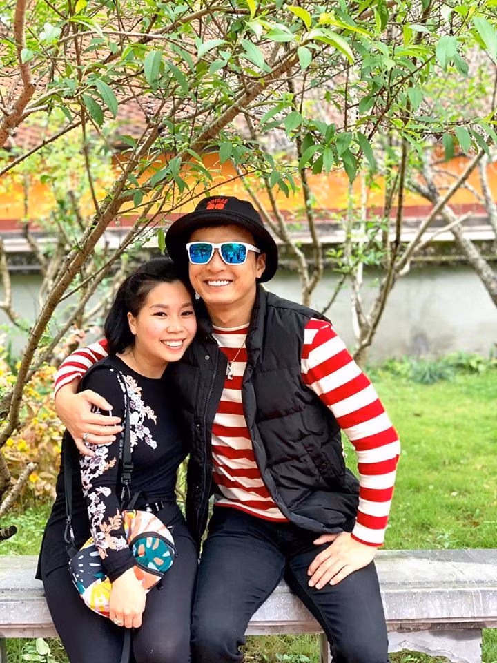 Từng chia sẻ trên VietNamNet, bà xã Hồng Đăng cho hay, có những thời điểm, cô nhận được những tin nhắn nói không hay về mình và chồng nhưng chính sự thoải mái và thoáng trong việc chia sẻ mọi chuyện cùng nhau của Hồng Đăng là điều khiến Anh Đào luôn tin tưởng anh.
