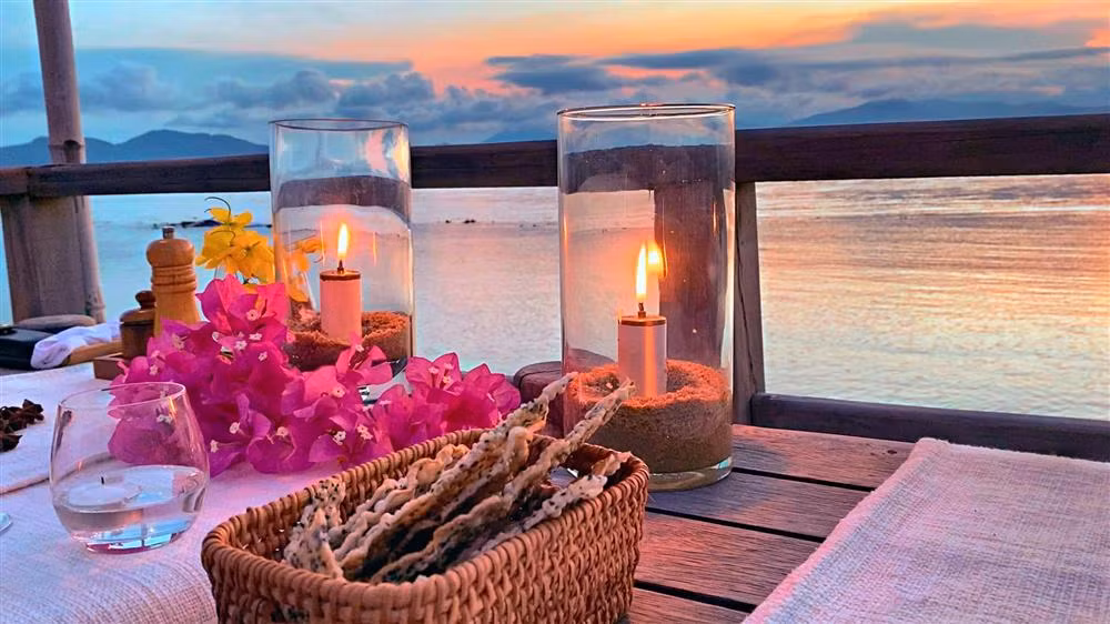 Không gian được ông xã Bảo Thy lên ý tưởng và bài trí lãng mạn với nến, hoa, trước mặt là biển chiều đầy thơ mộng.
