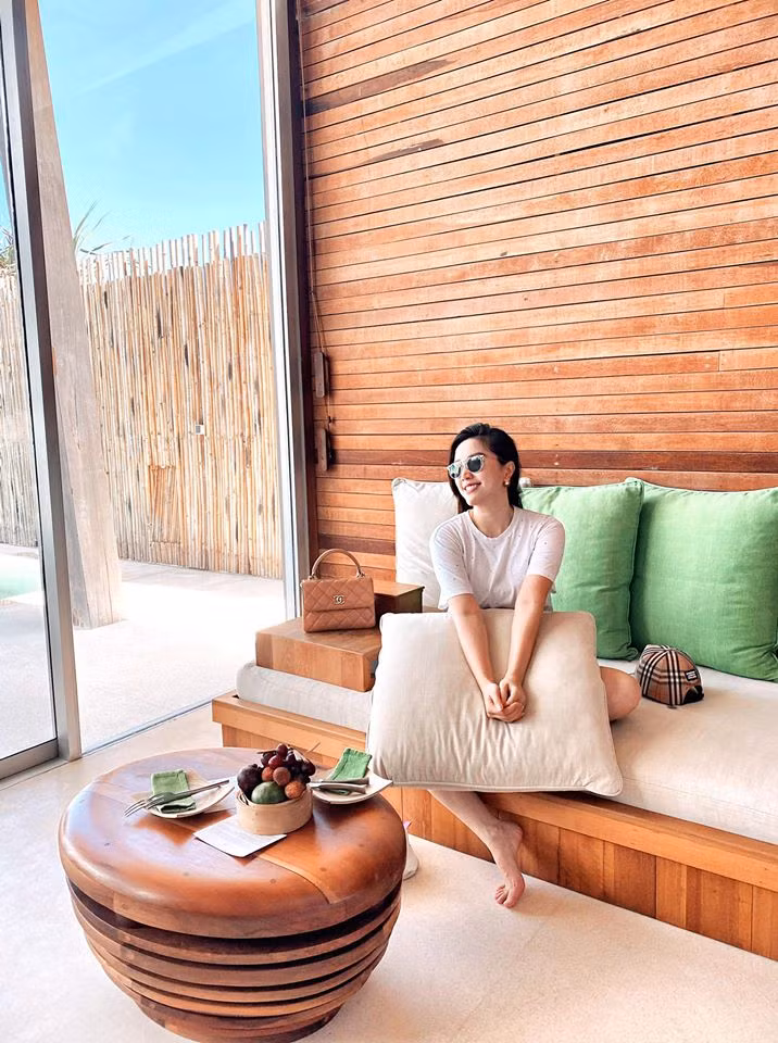 Sau khi tổ chức tiệc linh đình tại TP.HCM, "công chúa bong bóng" và ông xã tiếp tục chuỗi series du lịch mừng sinh nhật tháng 6. Theo cập nhật trên trang cá nhân, trong những ngày này, Bảo Thy cùng chồng đang ở Vũng Tàu để tận hưởng không gian biển cả.