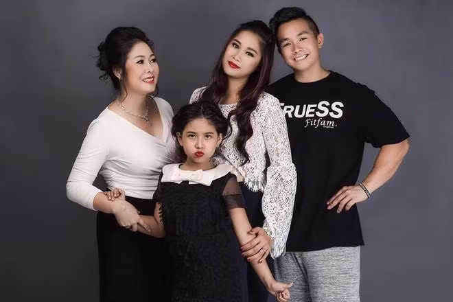 Theo nguyên vọng của con, Hồng Vân dự định sẽ cho bé đi du học như hai anh chị sau khi hoàn thành chương trình lớp 9.