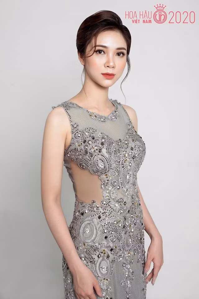 Một thí sinh khác gây ấn tượng bởi vẻ đẹp nữ tính, dịu dàng là Nguyễn Thị Hoài Thương, sinh năm 1997, đến từ Nghệ An. Cô nhận được nhiều lời chúc mừng từ bạn bè, người thân khi chia sẻ thông tin tham gia Hoa hậu Việt Nam 2020. Ngay từ những hình ảnh đầu tiên gửi đến cuộc thi, Hoài Thương cho thấy bản thân có sự đầu tư chỉn chu. Ảnh: HHVN.