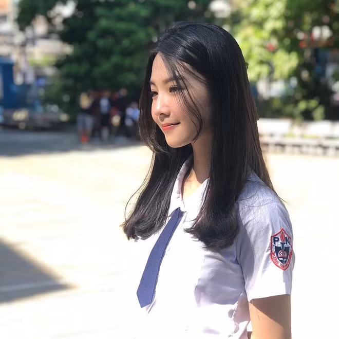 Khi còn ngồi ghế nhà trường, Thủy Tiên có thành tích học tập tốt, 12 năm là học sinh giỏi. Bên cạnh đó, 10X cũng năng nổ tham gia các hoạt động văn nghệ như nhảy flashmob, đóng phim ngắn. Cô chia sẻ bản thân là người hòa đồng, dễ bắt chuyện. Ảnh: FB Thủy Tiên.