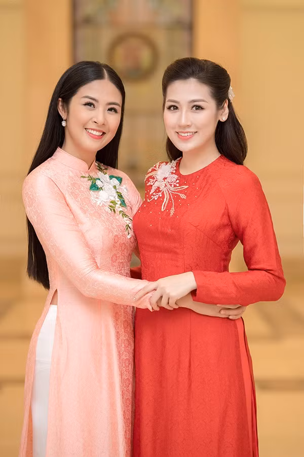 Ngọc Hân chia sẻ thời điểm đó: "Biết em từ khi còn là một cô bé bị mẹ bắt đi thi hoa hậu, mặt phụng phịu hồn nhiên rất trẻ con từ 6 năm trước, giờ cô bé đã là cô dâu nhà người ta và sắp tới sẽ làm mẹ của những đứa trẻ xinh xắn, đáng yêu”.