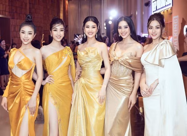Gần đây, Tiểu Vy thường xuyên tâm sự với Diễm Trang. Cô cho rằng giữa các hoa hậu luôn có tình bạn đẹp, bền chặt, không ghét nhau như dư luận đồn thổi. "Các chị em thường giúp đỡ, hỗ trợ lẫn nhau. Chị Đỗ Mỹ Linh và Lương Thùy Linh tôi cũng hay trò chuyện. Mọi người đều vui vẻ, không ai tị nạnh ai cả", 10X chia sẻ.