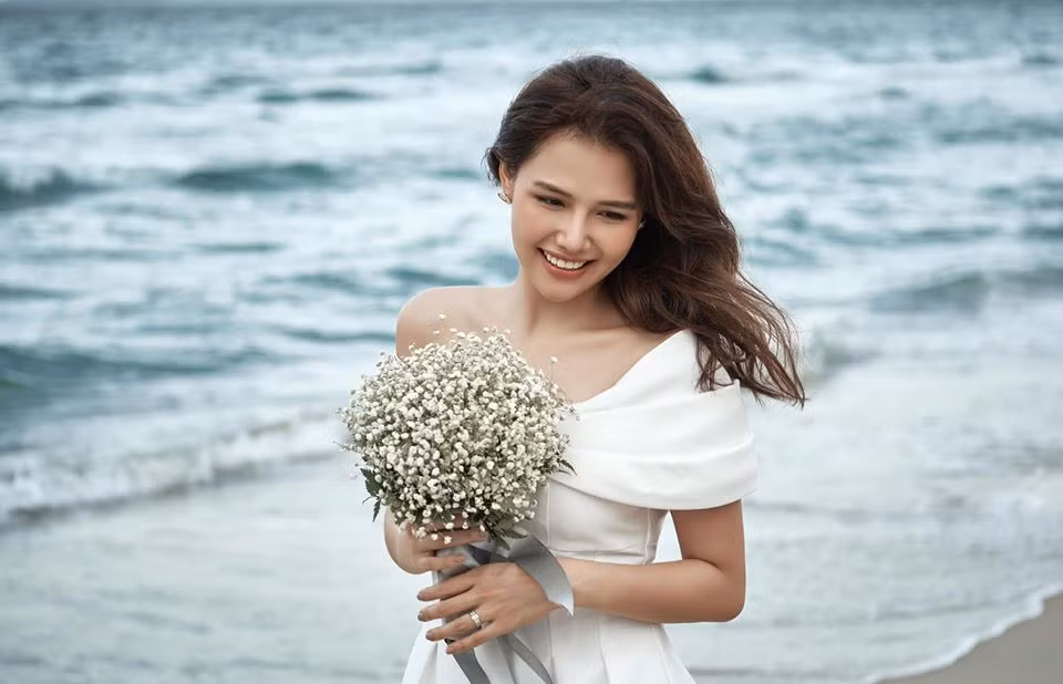 Cô tự làm stylist cho loạt ảnh, cũng như tự trang điểm cho chính mình trong ngày cưới.