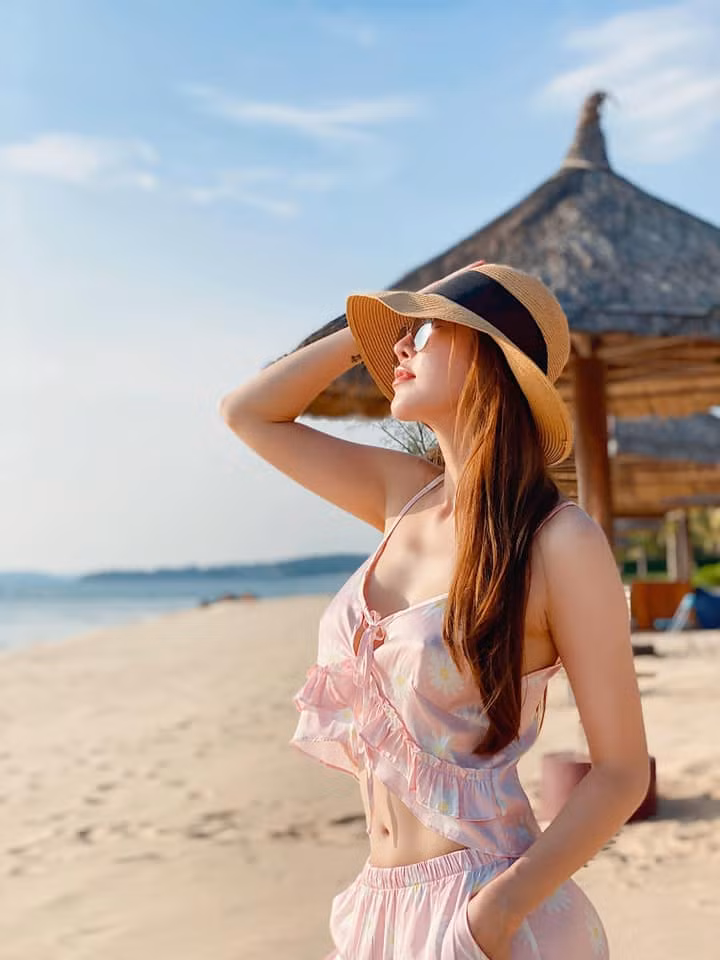 Trong loạt ảnh mới, cô nàng diện áo hai dây, thả rông vòng 1.