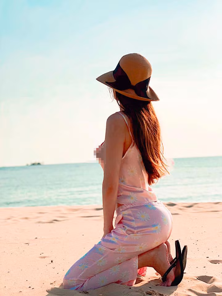 Tuy vậy, do mải mê tạo dáng, Quế Vân không tránh khỏi khoảnh khắc hớ hênh.