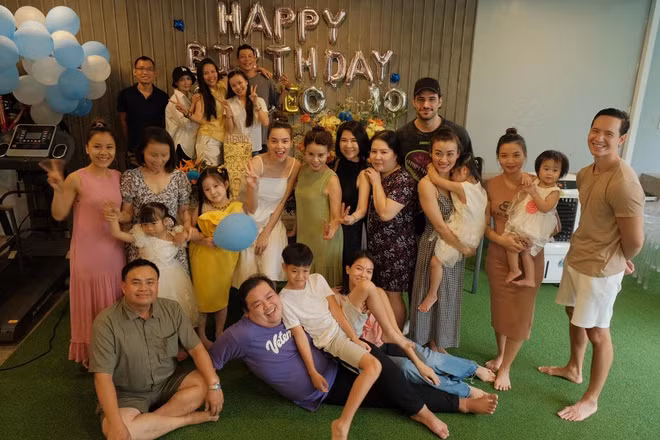Tiệc sinh nhật của Subeo có sự góp mặt của ông bà, người thân và một số đồng nghiệp của ca sĩ Hồ Ngọc Hà. Giọng ca Cả một trời thương nhớ diện đầm hai dây dáng rộng. Ở một số góc chụp, nữ ca sĩ để lộ vòng hai lớn giữa tin đồn mang song thai với bạn trai Kim Lý.