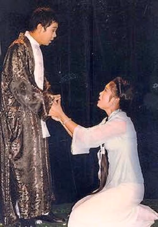 NSND Hồng Vân và NSND Thành Lộc khi còn trẻ. Ngoài diễn kịch, đóng phim, NSND Hồng Vân từng lấn sang lĩnh vực ca hát và có một số MV rất ăn khách thời đó. MV "Người tình mùa đông" của chị có sự tham gia điễn xuất của tài tử quá cố Lê Công Tuấn Anh.