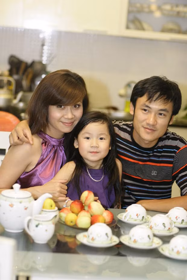 Nhạc sĩ Lưu Thiên Hương bức xúc trước tin đồn ly hôn sau 16 năm chung sống. "Mấy bạn tung tin đồn này, coi chừng tôi báo công an và an ninh mạng đó nha. Rảnh ghê", cô viết.