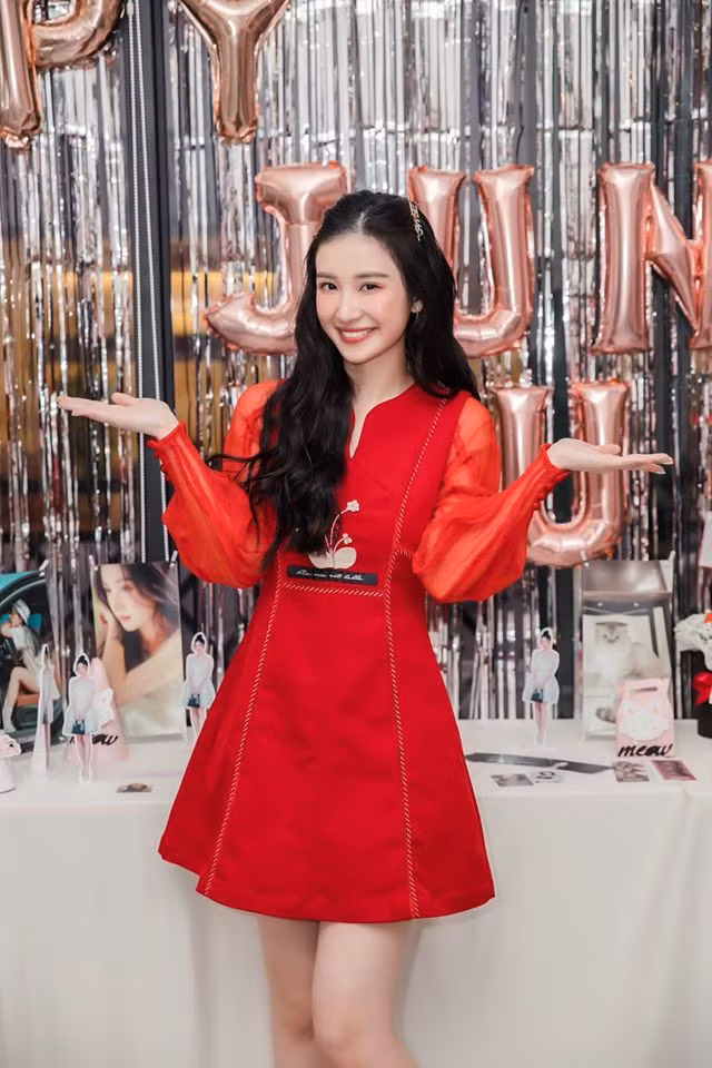 Jun Vũ xinh đẹp, tươi tắn trong tiệc sinh nhật tuổi 25.
