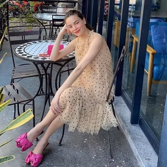 Hiện nữ ca sĩ đang ở tháng thứ 7 của thai kỳ. Cô thường khéo léo chọn trang phục suông rộng để giấu dáng. Được biết Hồ Ngọc Hà và bạn trai Việt kiều "bén duyên" 3 năm trước, khi có cơ hội hợp tác trong MV Cả một trời thương nhớ.