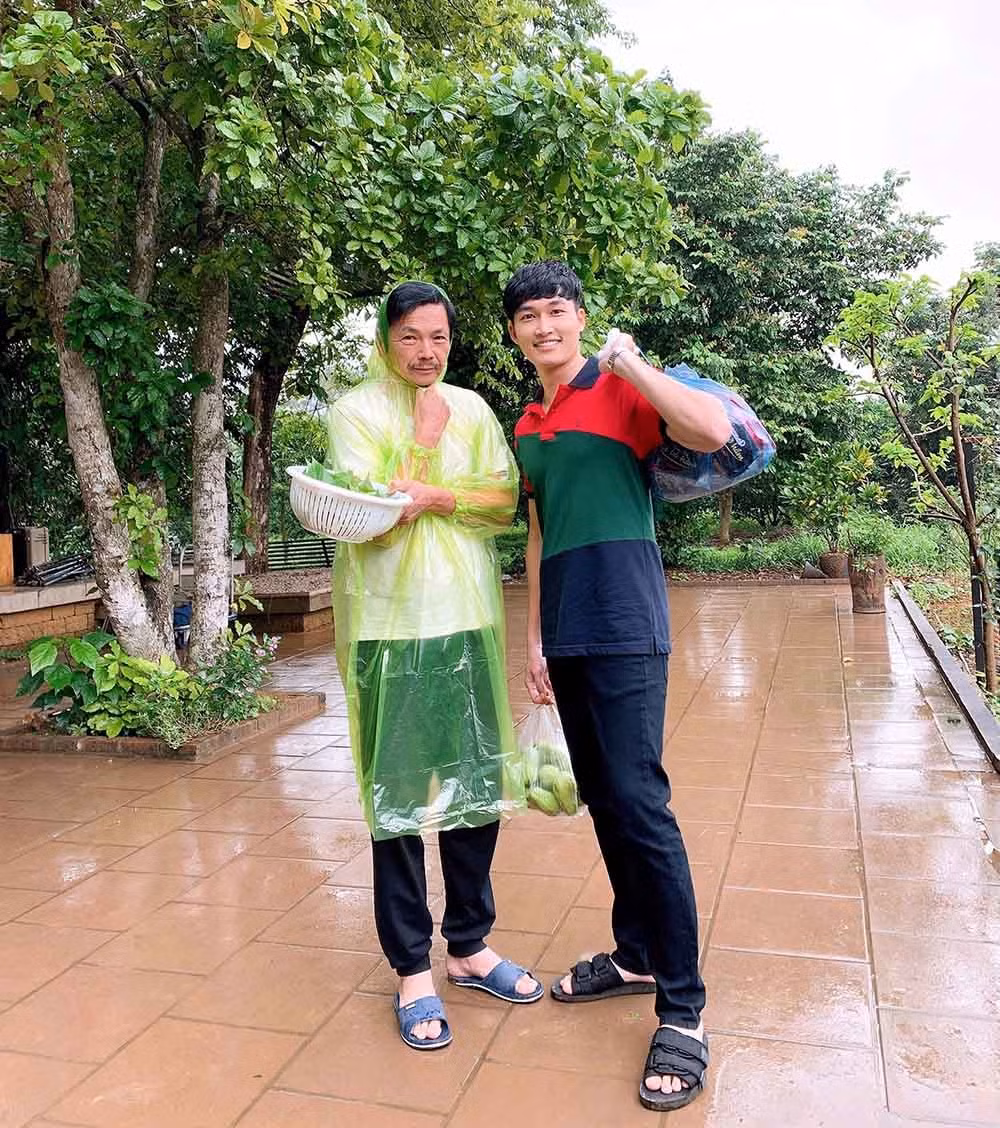 Diễn viên Đình Tú chia sẻ ảnh hậu trường dí dỏm cùng NSND Trung Anh trong dự án phim “Những ngày không quên”.