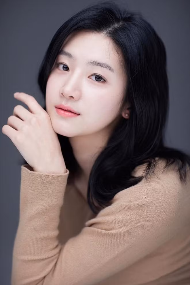 Tác phẩm kể về việc một học sinh nam cấp 3 là Oh Ji Soo (Kim Dong Hee đóng) nhà nghèo nhưng học giỏi, làm tú bà điều hành một đường dây mại dâm. Trong đường dây này thậm chí còn có bạn học cùng lớp với Oh Ji Soo. Park Joo Hyun vào vai thiên kim tiểu thư Bae Gyu Ri xinh đẹp, nổi bật, mạnh mẽ, nhưng có một phần tính cách chống đối xã hội, muốn làm những điều đi ngược với con đường hoàn hảo, an toàn mà cha mẹ sắp đặt.