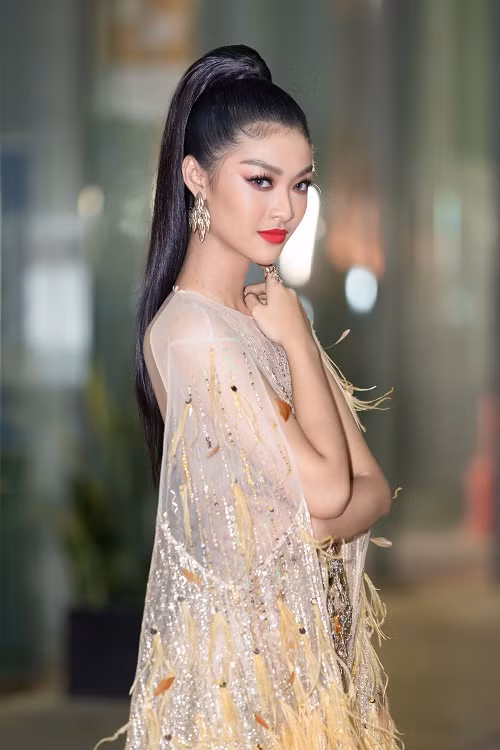 Cô nàng tự tin tạo dáng tại sự kiện.