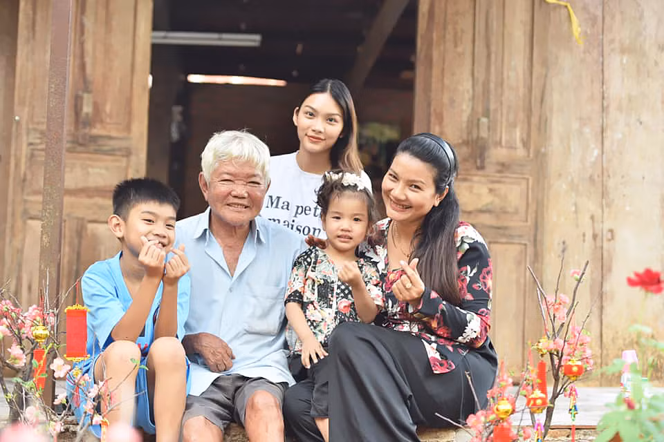 Đi qua những ngày tăm tối của cuộc đời, Kiều Trinh hiện tại sống bình yên và vui vẻ hơn. Nữ diễn viên không còn mang nỗi hận người cũ mà buông bỏ để lòng được thanh thản, an yên. Những năm qua, bên cạnh việc tham gia hoạt động nghệ thuật thì Kiều Trinh còn mở tiệm may ở Sài Gòn để kiếm thêm thu nhập. Ngoài ra, nữ diễn viên còn sở hữu một mảnh vườn rộng khoảng 5.000m2 do ba mẹ để lại tại Bình Phước. Khi rảnh rỗi, nữ diễn viên cùng các con về quê chăm sóc vườn tược...