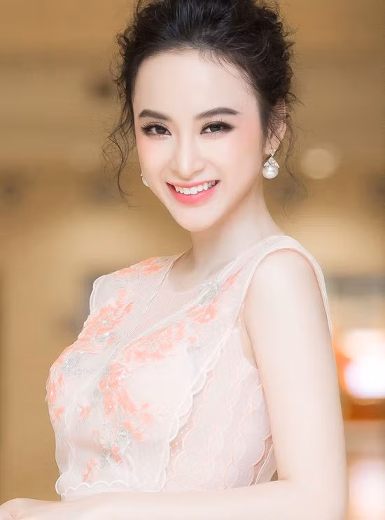 Angela Phương Trinh: Nhắc đến những mỹ nhân tên Trinh của Vbiz thì không thể không nói đến "bà mẹ nhí". Sinh năm 1995, Angela Phương Trinh sở hữu gia tài phim ảnh đáng ngưỡng mộ, khi mới 9 tuổi đã quen mặt với khán giả truyền hình. Sau này khi trưởng thành, Phương Trinh thử sức ở lĩnh vực ca hát và thay đổi sang hình tượng sexy. Những ồn ào về ăn mặc, phẫu thuật thẩm mỹ và xung quanh toàn điều tiếng khiến ngôi sao 25 tuổi từng bị gắn mác "gái hư showbiz".
