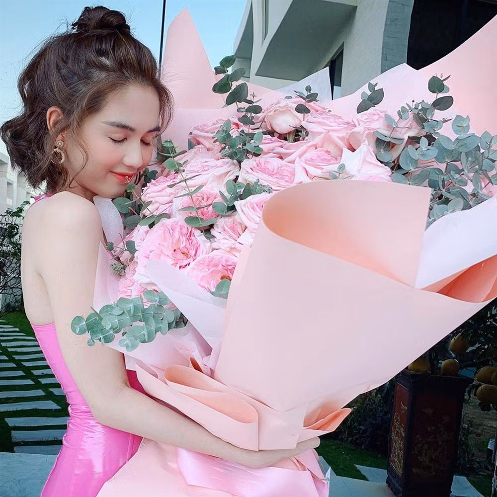 Thời gian gần đây, Ngọc Trinh lấp lửng đang hẹn hò trai trẻ, liên tục gọi nửa kia là "nhóc", "cậu bé"... Nhiều người tỏ ra hoang mang bởi khó tin chân dài đã chịu đổi gu. Về cuộc sống, Ngọc Trinh vẫn luôn cho thấy sự hào nhoáng, sang chảnh. Cô đang sống trong biệt thự 24 tỷ với diện tích lên tới 800m2. Mặc dù không có tài năng nghệ thuật, nhưng Ngọc Trinh vẫn nổi tiếng hàng chục năm qua bởi phát ngôn gây sốc, đời tư tình ái bí ẩn, cũng như thương hiệu "nữ hoàng nội y" khó ai soán được.