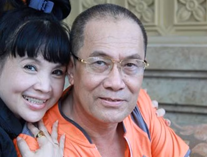 Sau cuộc hôn nhân đổ vỡ, NSND Lan Hương kết hôn lần hai ở tuổi 24 với đạo diễn Tất Bình và quyết định không sinh con vì cả hai đã có con riêng, cũng như muốn tập trung cho công việc.