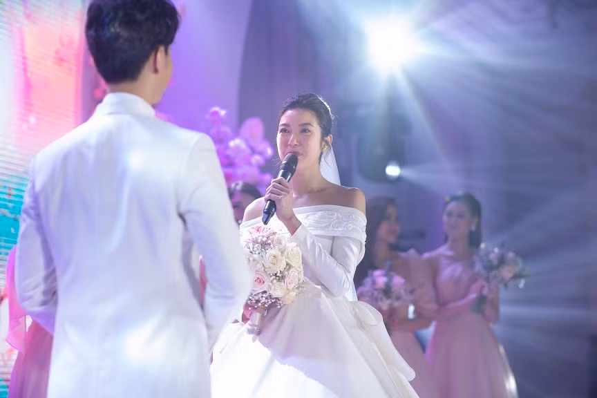 Là MC, Thúy Vân cũng cầm micro để chia sẻ về hành trình tình yêu của mình với mọi người. “Cám ơn chồng đã kiên nhẫn giúp em trở thành một người tốt hơn. Và cám ơn anh đã yêu em rất nhiều. Em sẽ tiếp tục cố gắng yêu anh trọn vẹn và trở thành một người vợ, người mẹ tuyệt vời”, Thúy Vân dành những lời ngọt ngào dành cho chồng.
