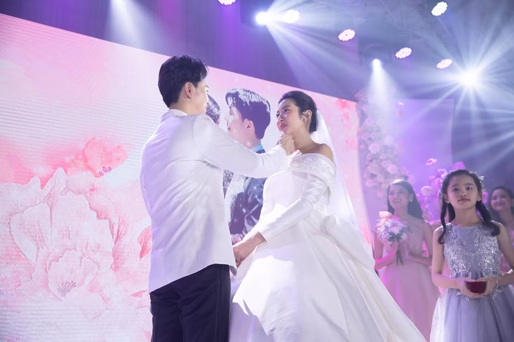 Khoảnh khắc xúc động của buổi tiệc khi chú rể Nhật Vũ bày tỏ: “Anh sẽ bảo vệ và yêu thương em suốt đời'”. Thúy Vân đã nghẹn ngào xúc động ôm chồng.