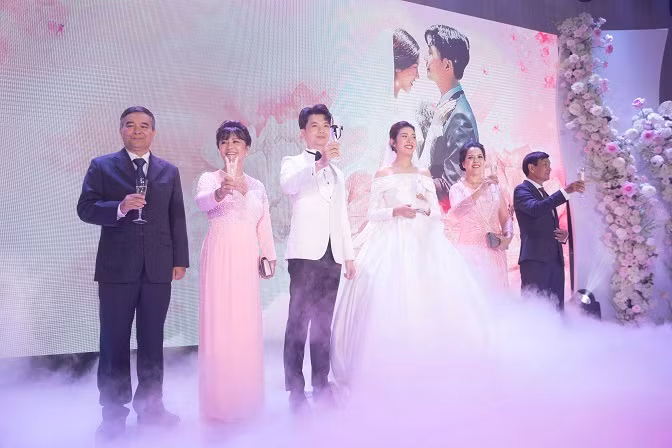 Cô dâu chú rể cùng song thân nâng rượu chia vui cùng quan khách. Họ bày tỏ lòng biết ơn bố mẹ và sự yêu thương, ủng hộ của 2 bên gia đình để cùng nhau đi đến hôn nhân như hôm nay.
