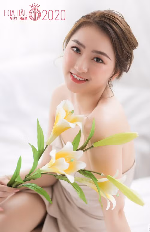 Kim Trà My từng là cựu thí sinh của Miss World Vietnam 2019. Tại cuộc thi này, cô được bình chọn vào Top 3 Người đẹp được yêu thích nhất. Thất bại khi chỉ dừng lại ở Top 39 chung cuộc, người đẹp một lần nữa quyết tâm “phục thù” khi đăng ký tham gia Hoa hậu Việt Nam 2020.