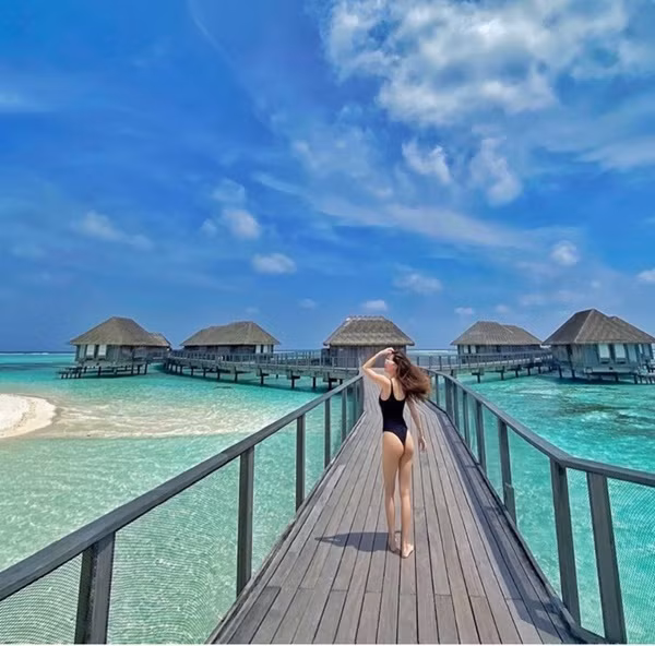 Hồ Ngọc Hà khoe dáng nóng bỏng khi trong chuyến du lịch Maldives cùng Kim Lý và Subeo. Nhiều người hâm mộ đã bày tỏ sự ngưỡng mộ đối với nữ ca sĩ khi sở hữu vóc dáng chữ S đầy quyến rũ và hút mắt.