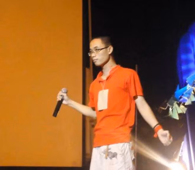 Trúc Nhân khiến người hâm mộ thích thú khi bất ngờ khoe ảnh gầy gò từ 10 năm về trước. Tại thời điểm đó, Trúc Nhân là một sinh viên trường Mỹ thuật, gầy gò, đen nhẻm và chưa biết ăn vận, chải chuốt.