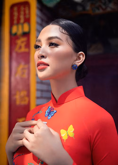 Hoa hậu Tiểu Vy chia sẻ đây cũng là những mẫu áo dài mới đến từ NTK Liên Hương mà cô vô cùng yêu thích.