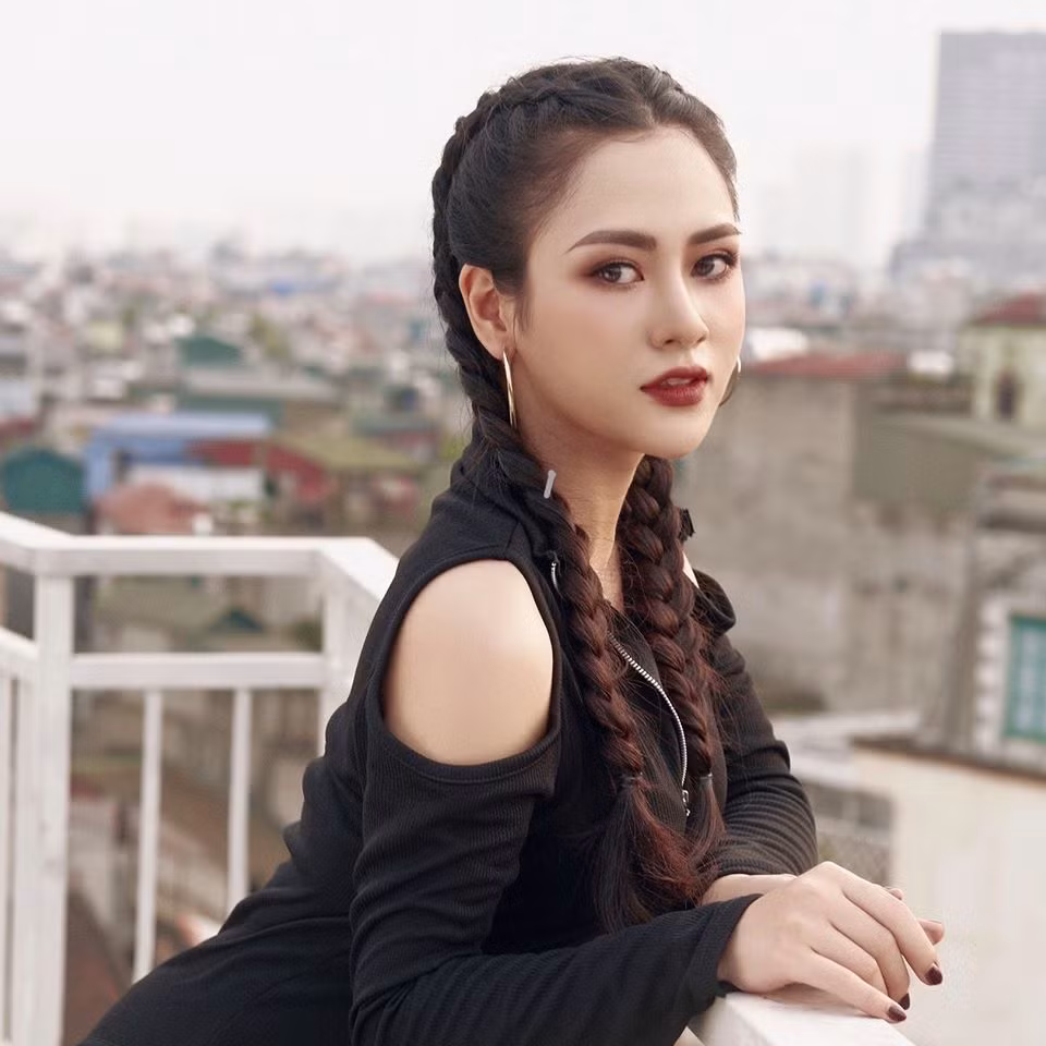 Điểm chung của vai một cô gái quê ghê gớm làm nghề gội đầu trên phim và Việt Hoa ngoài đời chính là nhan sắc nổi bật của nữ diễn viên.
