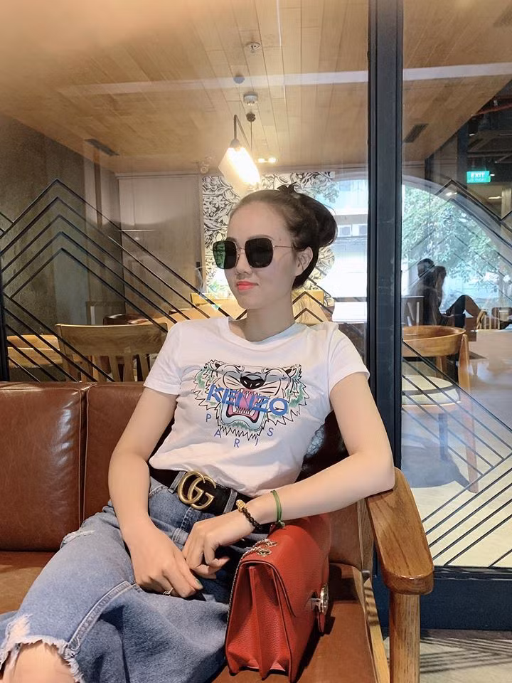 Cô thường lựa chọn váy dài mặc kèm với áo sơ mi và áo phông đơn giản nhưng vẫn năng động và cá tính.