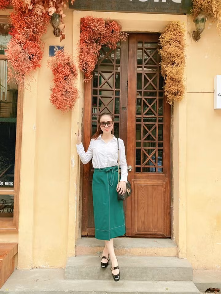 Đời thường, Ngọc Hà có phong cách thời trang năng động của một phóng viên.