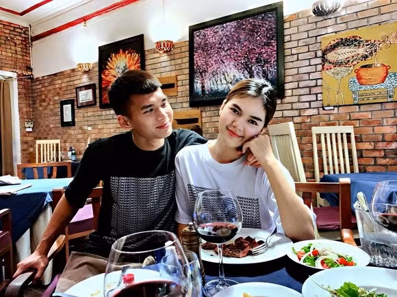 Liên hệ với diễn viên Lê Ngọc Trinh, cô cho biết rất bất ngờ khi cư dân mạng cũng như báo chí khai thác hình ảnh cũng như mối quan hệ của mình và Lê Thành Phong.