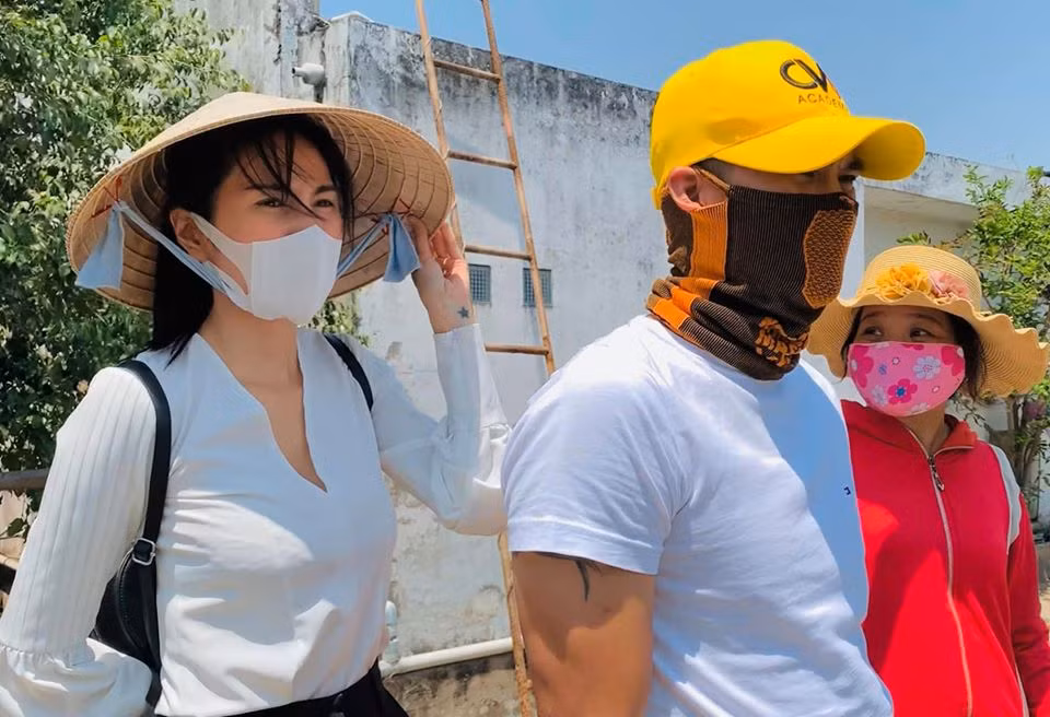 Thủy Tiên chia sẻ: "Tổng cộng hai ngày đi hơn nghìn cây số mình khảo sát lắp được 9 máy lọc nước biển công suất lớn như 1 nhà máy nước thu nhỏ cho hàng nghìn dân có nước ăn uống sinh hoạt".