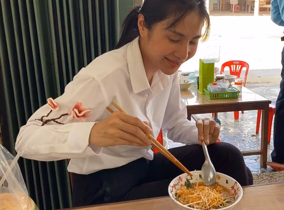  Bà xã Công Vinh không ngại khó khăn trong chuyến từ thiện lần này. Trong ảnh cô ăn tạm bát mì chống đói trên đường đi khảo sát ở miền Tây.
